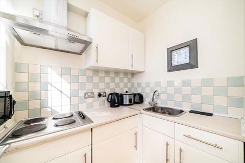 Studio to rent, Chelsea Cloisters, London SW3