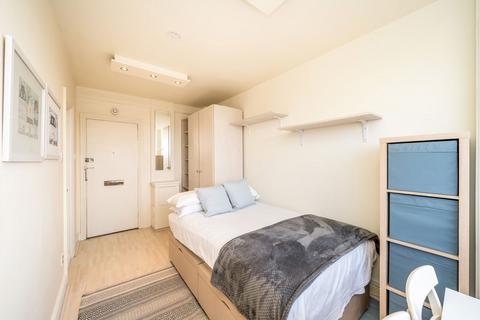 Studio to rent, Chelsea Cloisters, London SW3