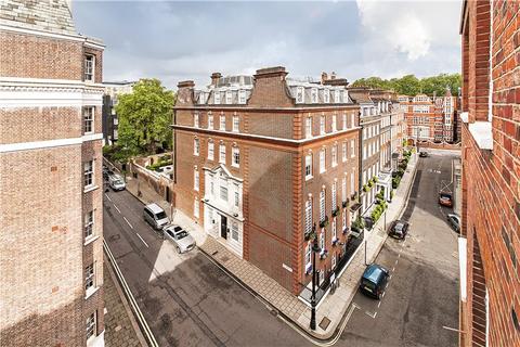 Studio to rent, Hill Street, London, W1J