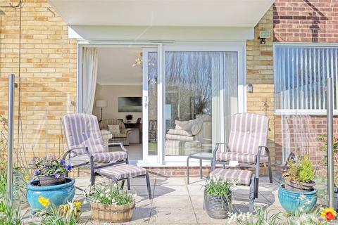 2 bedroom apartment for sale, Fairlawns, Colbert Avenue, Thorpe Bay, Essex, SS1