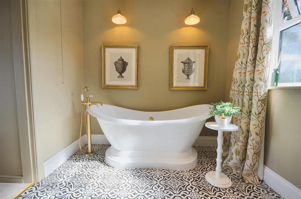 En-Suite Bathroom