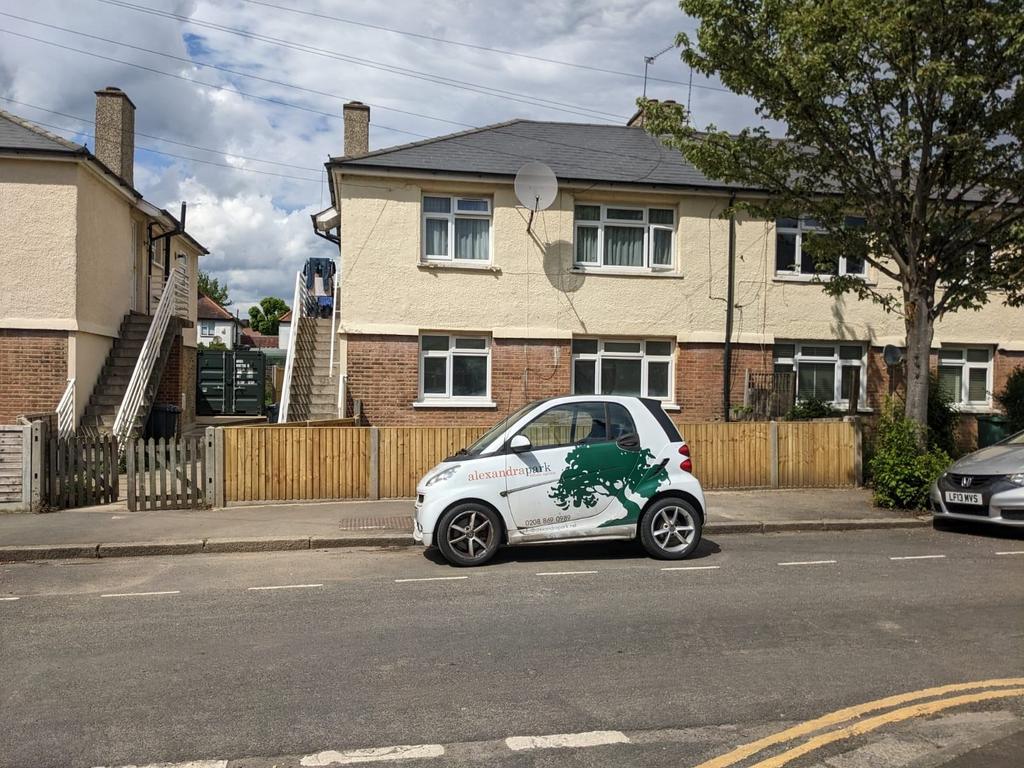 Two Bedroom Ground Floor Maisonette Off Popes Lan