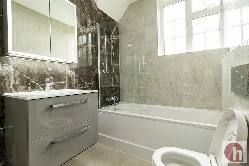 13. Bathroom.jpg