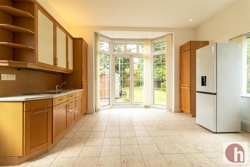 5. Kitchen.jpg