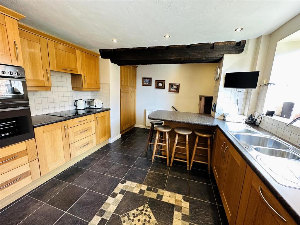 Kitchen2.jpg