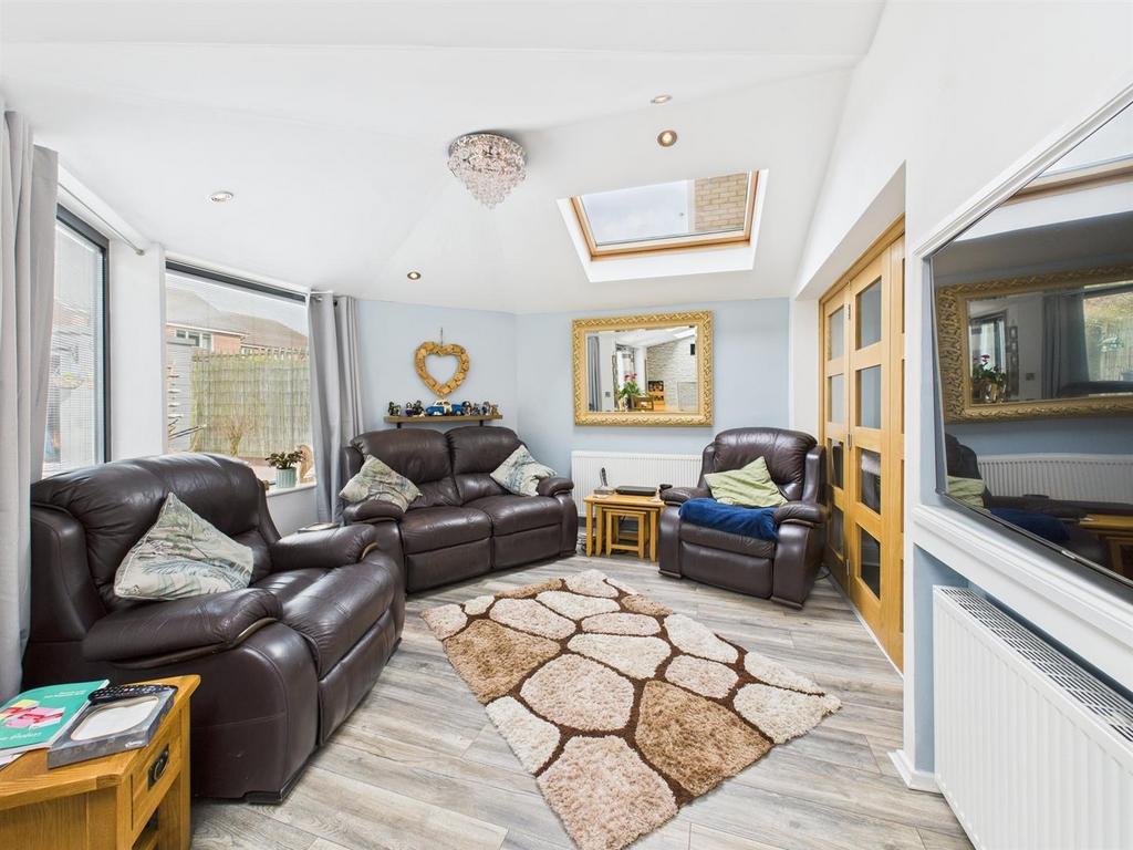 Sitting/dining area: