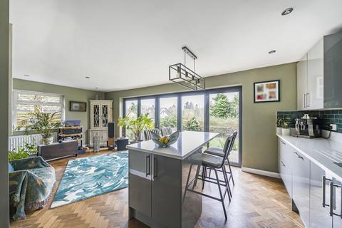 2 Barrens Close, Woking, GU22 7JZ