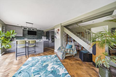 2 Barrens Close, Woking, GU22 7JZ