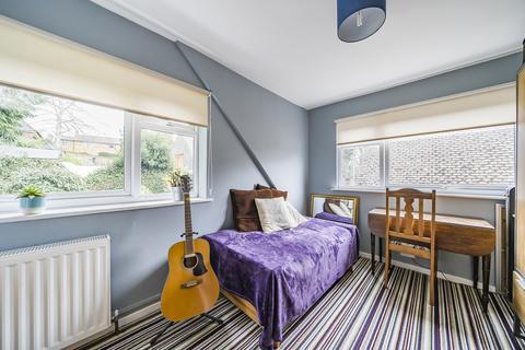 2 Barrens Close, Woking, GU22 7JZ