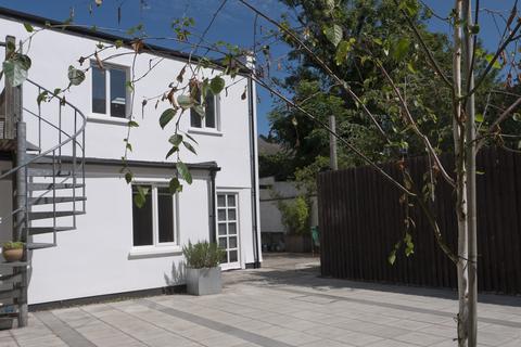 2 bedroom house to rent, Rendlesham Road, London E5