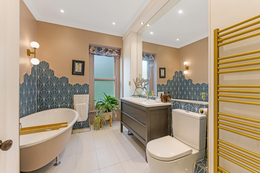 En-suite bathroom