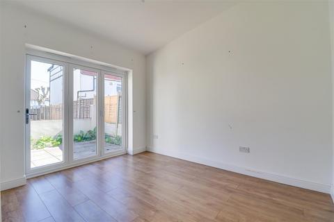 2 bedroom semi-detached bungalow for sale, Hamlet Court Road, Westcliff-on-Sea SS0