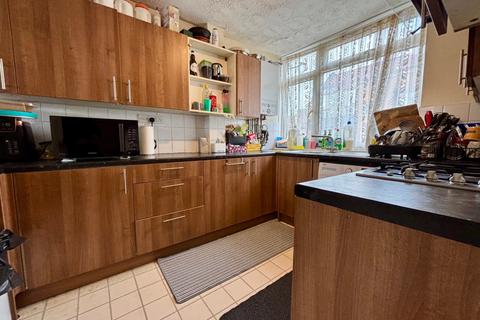 2 bedroom flat for sale, Railway Square, Brentwood, CM14