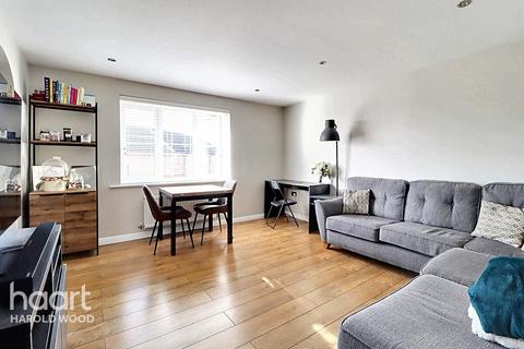 2 bedroom flat for sale, Nightingale Crescent, Harold Wood