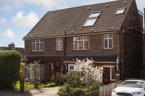 135 Brambletye Park Road, Redhill, RH1 6ED