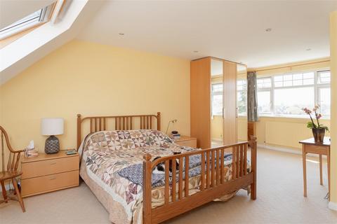 135 Brambletye Park Road, Redhill, RH1 6ED