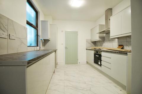 4 bedroom terraced house to rent, Fabian Street, London