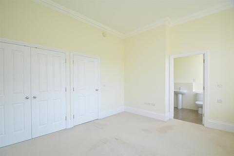 3 bedroom flat for sale, CHAIN FREE * GATCOMBE