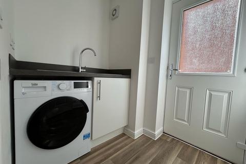 4 bedroom detached house to rent, Calverley Crescent, Bradford, BD4