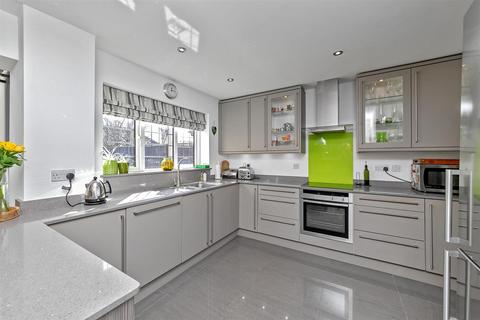11 Hilltop View, Wheathampstead, St Albans, AL4 8AJ