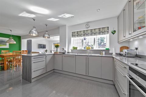 11 Hilltop View, Wheathampstead, St Albans, AL4 8AJ