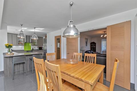11 Hilltop View, Wheathampstead, St Albans, AL4 8AJ