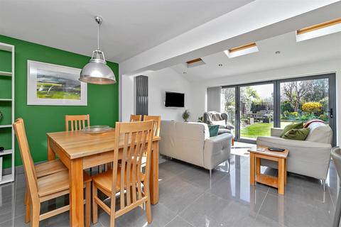 11 Hilltop View, Wheathampstead, St Albans, AL4 8AJ