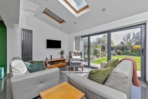 11 Hilltop View, Wheathampstead, St Albans, AL4 8AJ