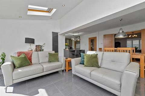 11 Hilltop View, Wheathampstead, St Albans, AL4 8AJ