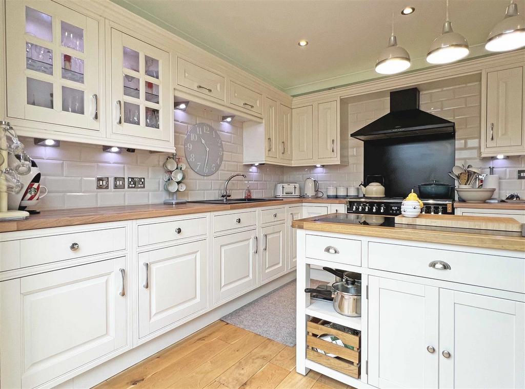 Kitchen b.jpg