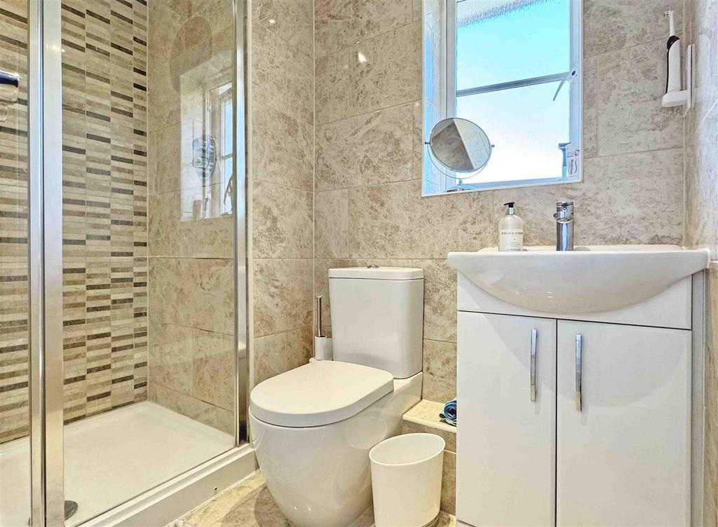 En-Suite 2.jpg