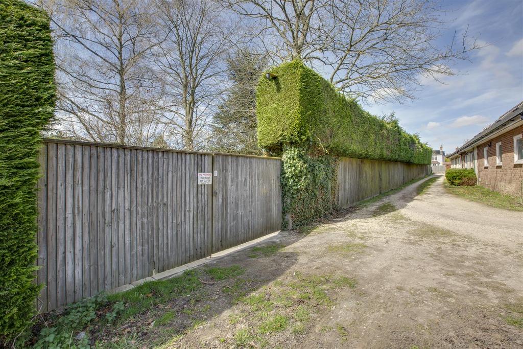 40 Wycombe Road, HP15 6 RY-24.jpg