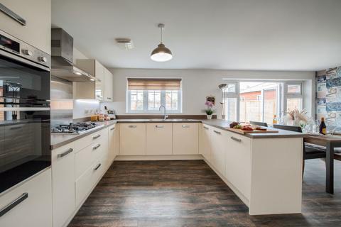 5 bedroom detached house for sale, Roberts Road, Silverstone NN12