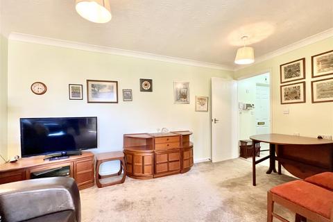 1 bedroom retirement property for sale, Spalding Court, Cedar Avenue, Chelmsford