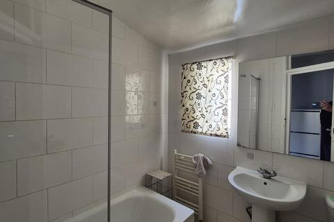 5 bedroom house to rent, Carlyle Road, London E12