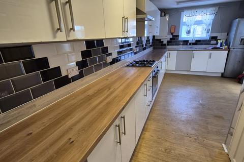 5 bedroom house to rent, Carlyle Road, London E12