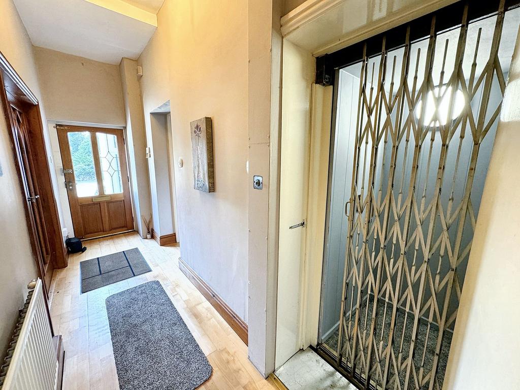 Hallway with separate lift to Annex