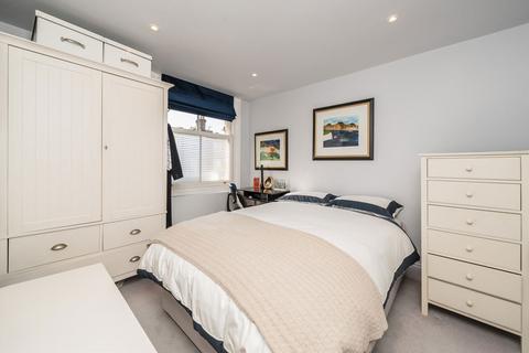 6 Lion Avenue, Twickenham, TW1 4JG