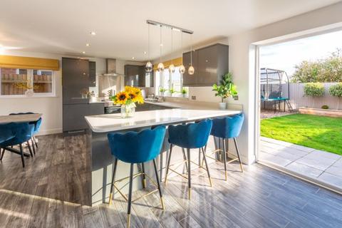 4 bedroom detached house for sale, 8 Manor Drive, Woodhall Spa