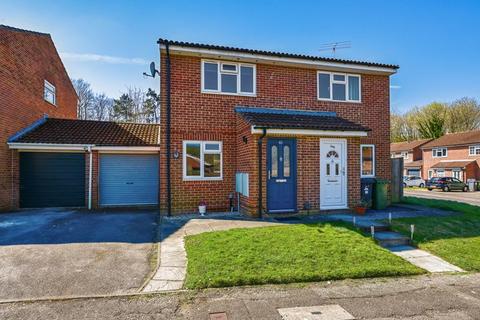 63 Ellington Drive, Basingstoke, RG22 4EZ