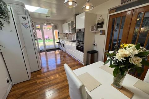4 bedroom semi-detached bungalow for sale, North Downs Road, Oldham OL2