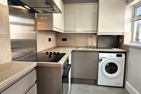 2 bedroom house to rent, New Street, Gloucester