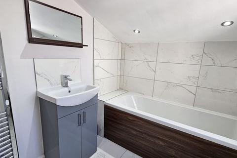 2 bedroom house to rent, New Street, Gloucester