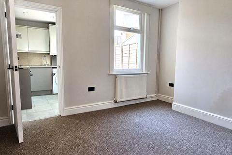 2 bedroom house to rent, New Street, Gloucester