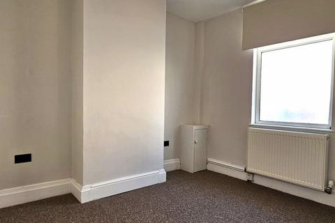 2 bedroom house to rent, New Street, Gloucester