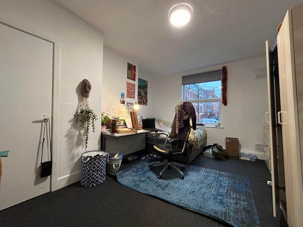 A cozy and inviting double bedroom with good li...