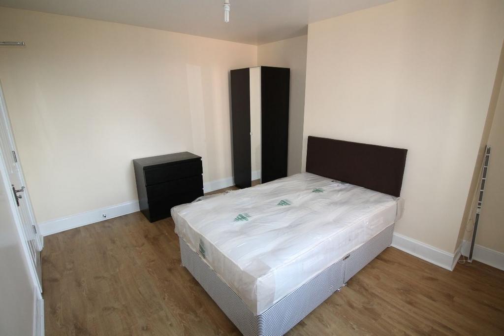 This inviting double bedroom features ample spa...