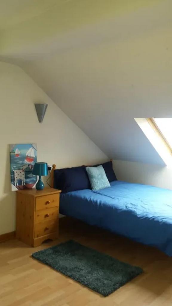 A cozy and inviting double bedroom with good na...