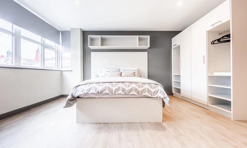 A spacious and well-lit large double bedroom fe...