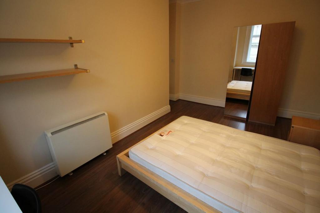 A cozy double bedroom featuring a comfortable b...